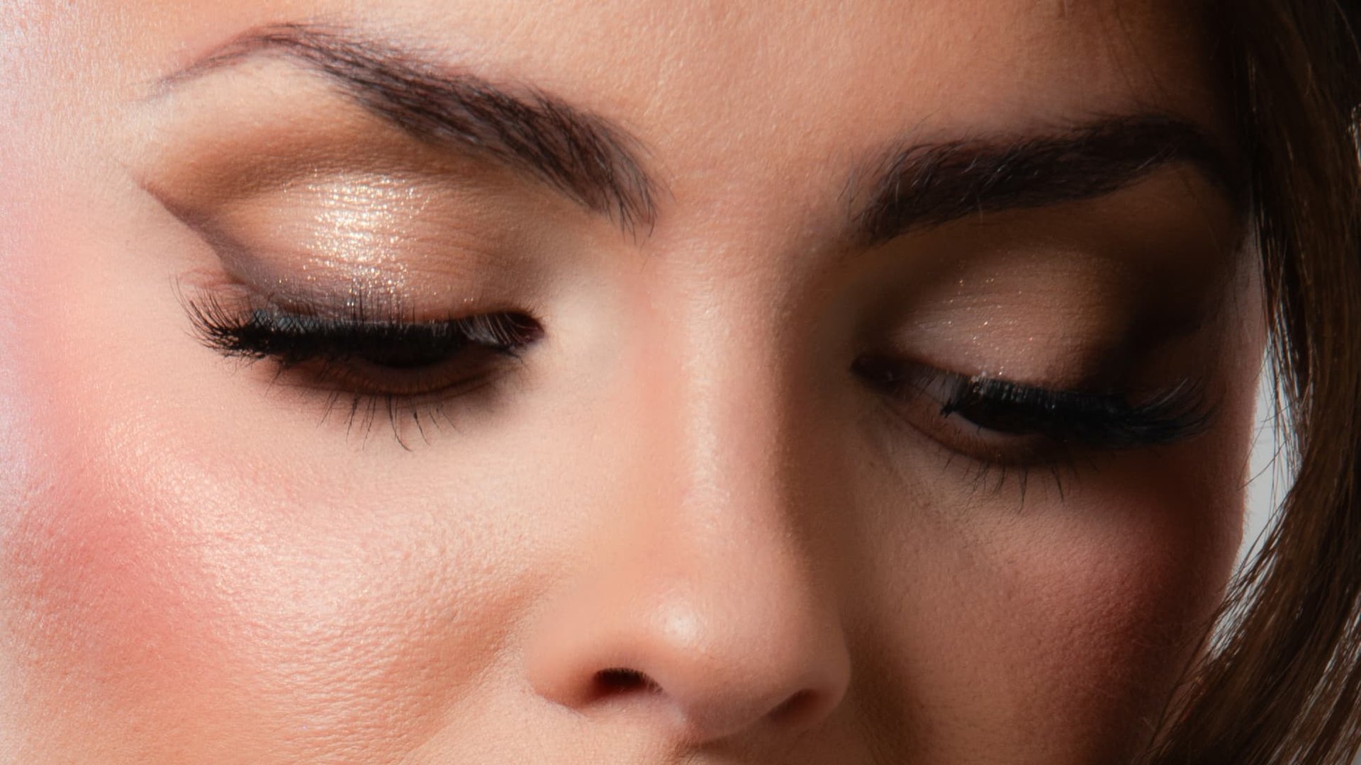 Gros plan yeux aux paupières scintillantes et longs cils, maquillage de mariée — shooting inspiration beauté